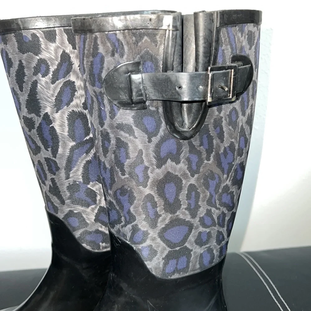 Black & Blue leopard tall rain-boots size 8 BCBG MaxAzria